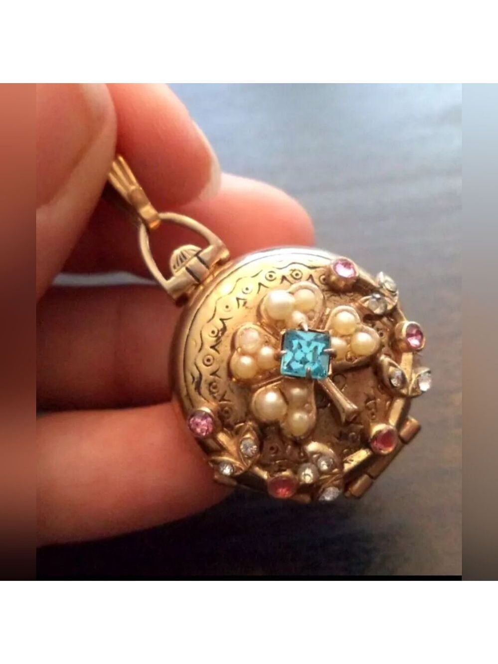 VINTAGE ESTATE 1950s SIGNED CORO PEGASUS 4 WAY PHOTO LOCKET 1 5/8" PENDANT